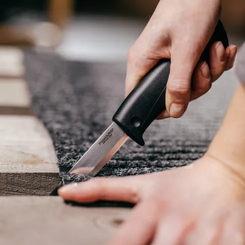 Fiskars - Pro Builder's Knife With Sharpener - Kniv Med Knivsliber