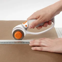 Fiskars - Rullekniv Til Stof Og Papir - Rotary Cutter - Titanium - Ø 45 MM - 9521P