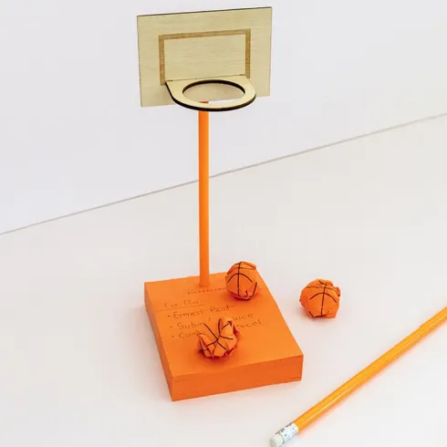 Mini Basketball Kurv Til Skrivebord - 200 Sticky Notes - Kikkerland