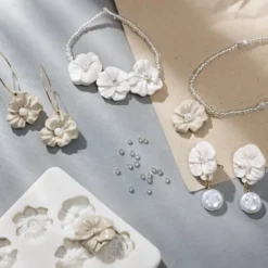 Mini DIY Kit Smykker - Øreringe - Armbånd Og Halskæde Med Blomsterdesign - Beige - Lys Pudder - Varm Beige
