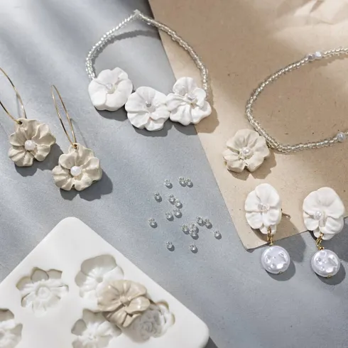 Mini DIY Kit Smykker - Øreringe - Armbånd Og Halskæde Med Blomsterdesign - Beige - Lys Pudder - Varm Beige